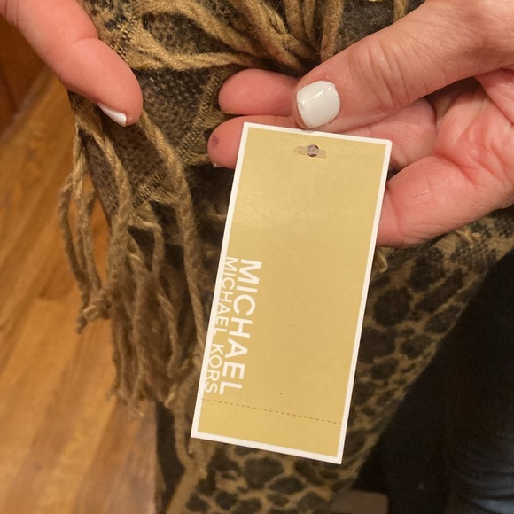 NWT Michael Kors cheetah scarf - Picture 3 of 4